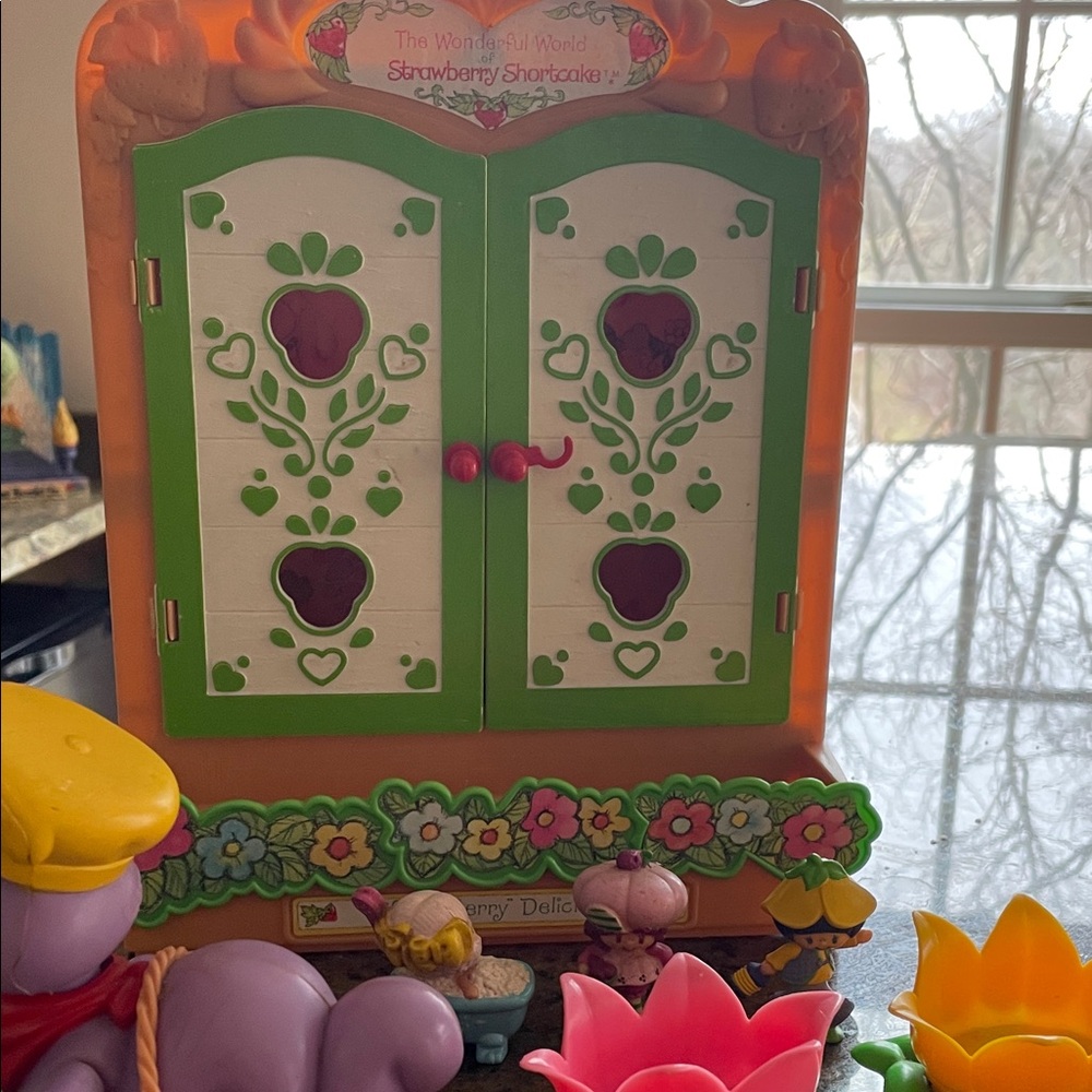 Strawberry Shortcake Toy Cabinet with 20 original figurines